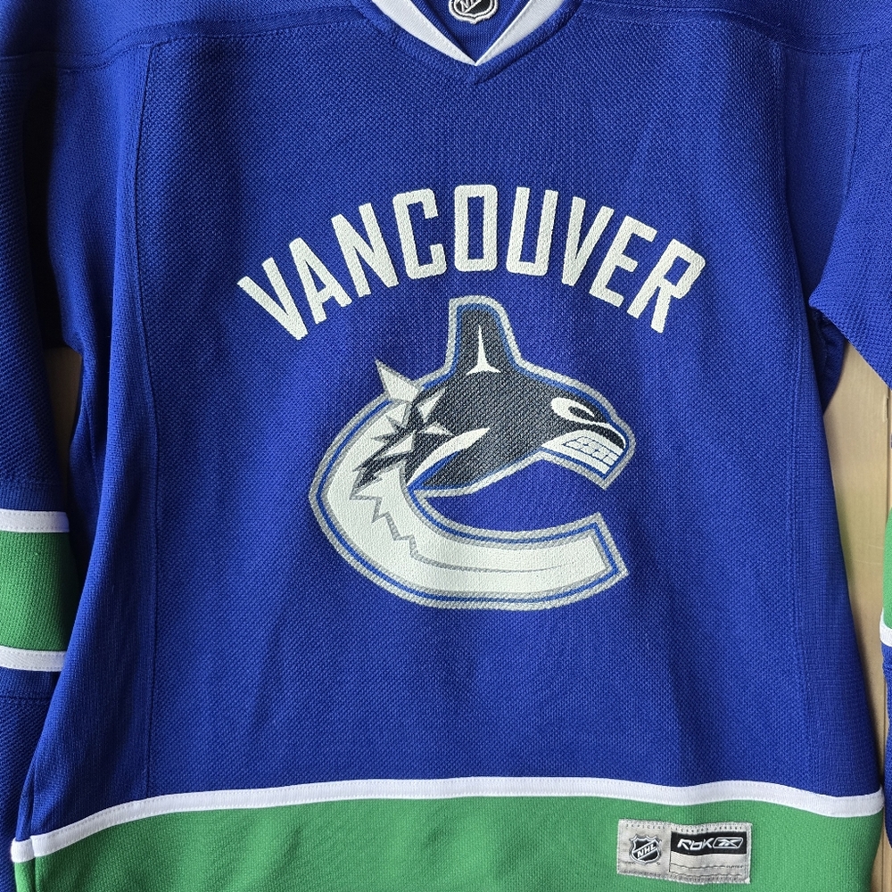 Vancouver Canucks NHL Hockey Reebok Green Blue Jersey Womens Small - Picture 2 of 9